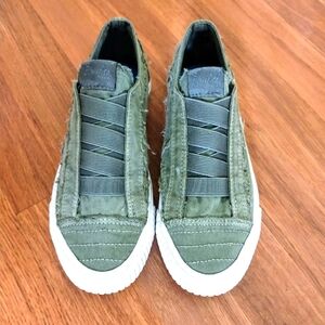 Blowfish Malibu Marley slip-on sneaker. Size 7